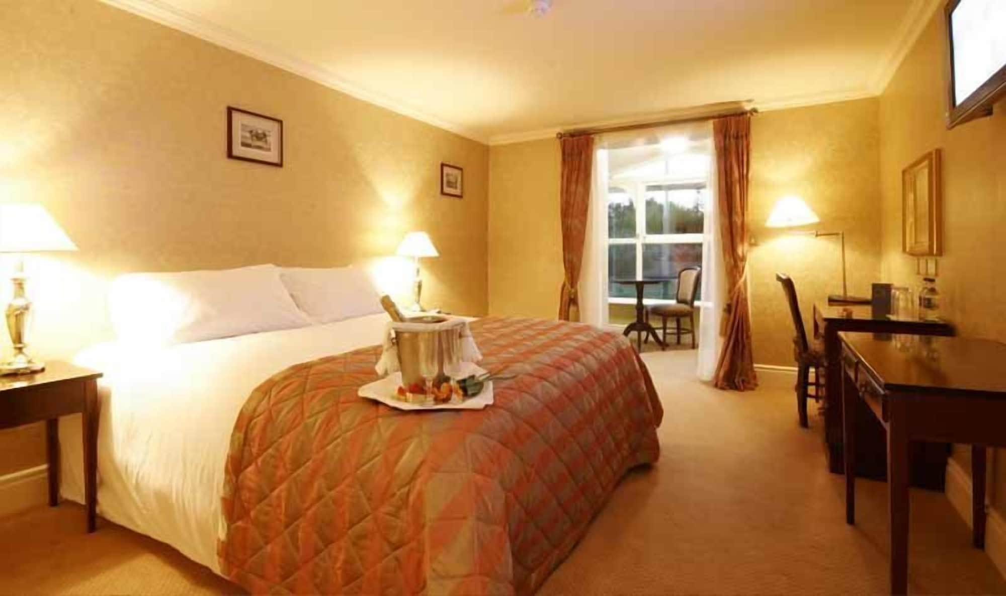 Finnstown Castle Hotel Lucan Exterior foto